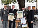 Brigadier Hufler, l., und Landtagspräsident Illmer, r., gratulieren den neuen Partnern.