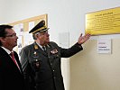 Minister Darabos und Generalleutnant Segur-Cabanac mit der Gedenktafel.