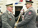 General Entacher, l., überreicht das Feldzeichen an Brigadier Egger.