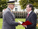 Verteidigungsminister Darabos überreicht das Ernennungsdekret an Brigadier Egger.