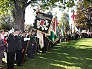 Die Fahnenabordnungen der ortsansässigen Vereine.