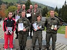 Die Heeresmeister 2012 im Schießen; hinten: Die Mannschaft des Militärkommados Salzburg. Vorne (v.l.): Michael Podolok, Elite Gewehr; Robert Wagner, Pistole Herren; Nikola Lieb, Pistole und Sturmgewehr Damen; Markus Nussbaumer, Sturmgewehr Herren.