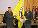 Generalmajor Norbert Sinn, l., übergab die Führung der Arbeitsgemeinschaft an Brigadier Martin Jawurek.