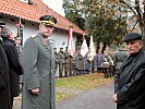 Brigadier Hufler und Hofrat Feingold am jüdischen Friedhof.