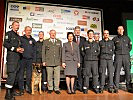 Vertreter des AFDRU-Teams mit General Entacher, Ministerin Heinisch-Hosek und LH-Stellvertreter Leitner.