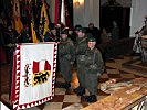 Die Fahnenabordnungen ziehen in die Stiftskirche von St. Peter ein.