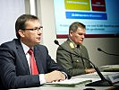 Norbert Darabos und Brigadier Klemens Hofmeister bei der heutigen Pressekonferenz.