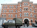 Die Bücher beim Abtransport aus dem Verteidigungsministerium.