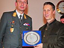 Brigadier Kurt Wagner ehrt aus dem Bereich Service Winfried Sauerzopf.