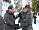 Stolz übernahm Schwarzenberger den Wimpel.