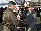 General Entacher, r., übergibt das Kommando an Generalleutnant Reißner.