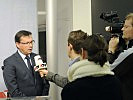 Darabos im Gespräch mit Journalisten.