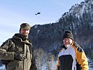 Oberst Alfred Piberhofer und Bürgermeister Alois Weidinger, dahinter ein "Black Hawk" des Bundesheeres.