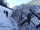 Baustahlgitter und Panzerigel schützen die Gefahrenstelle.