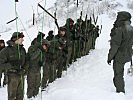 Soldaten des Landecker Lawineneisatzzuges beim Sondieren.