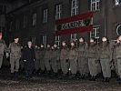 Bundespräsident Fischer und der Wiener Militärkommandant Brigadier Wagner schreiten die Front ab.