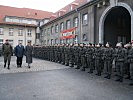 Militärkommandant Wagner, Bezirksvorsteher Feistritzer und Gardekommandant Kirchebner schreiten die Front ab.