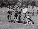 Eine gemischte Patrouille aus Bundesheer, Gendarmerie und Zollwache im Assistenzeinsatz an der Tiroler Grenze 1967.