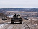 Vom Kommandantenpanzer aus steuerte der Offizier seine Kompanie durch das Training. Im Hintergrund sind die Ziele zu sehen.