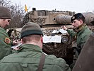 Oberleutnant Prantl, r., bei der Befehlsausgabe vor dem Scharfschießen.