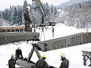 Nur sechs Soldaten sind nötig, um die Brücke innerhalb einer Stunde fertigzustellen.