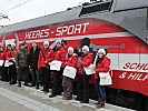 ÖBB-Vorstand Franz Seiser mit Oberst Michael Hafner und ÖBB-Promotion vor der Lok am WM- Bahnhof Schladming.