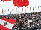 Die österreichische Bundesflagge, umjubelt nach dem Sieg von Marcel Hirscher.