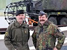 Oberstleutnant Herbert Walk, r., begrüßt Oberstleutnant Michael Lippert, Kommandant des Panzerstabsbataillons 3.