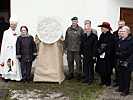 V.l.: Christian Werner, Jägerstätter Tochter Rosalia, Brigadier Nikolaus Egger, Josef Pühringer, Erna Putz und die Jägerstätter Töchter Aloisia und Maria.