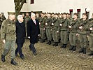 Gunter Kastler, Josef Pühringer und Brigadier Putz schreiten die Front ab.