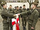 Rekruten mit dem Feldzeichen.