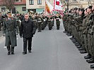 Generalmajor Bair und Landeshauptmann Niessl schreiten die Front ab.