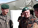 Dienstaufsicht durch Brigadier Starlinger, l., und Generalleutnant Richard Roßmanith.