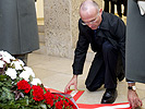 Minister Klug bei der Kranzniederlegung.