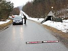 An Kontrollpunkten werden alle Fahrzeuge angehalten und überprüft.