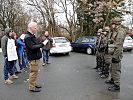 Im Umgang mit den Demonstranten mussten die Soldaten ihr Verhandlungsgeschick beweisen.