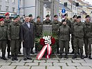 Ing. Heinz Lehner, Bezirksvorsteher von Floridsdorf und die Abordnung.