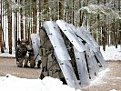 Die Soldaten schützen sich vor Wurfkörpern.