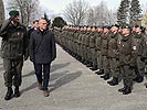 Minister Gerald Klug, r., und Generalleutnant Franz Reißner schreiten die Front ab.