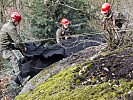 Das Anbringen des Splitterschutzes auf dem Felsen erfordert alpinistisches Können.