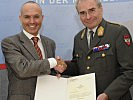 Verteidigungsminister Gerald Klug beförderte Generalmajor Wolfgang Wosolsobe zum Generalleutnant.