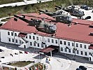 Die Hubschrauber über dem EUFOR-Hauptquartier.