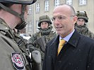 Verteidigungsminister Klug mit Grundwehrdienern in der Wiener Maria-Theresien-Kaserne.