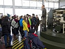 In der Ausbildungsanlage lernten die Schüler die Tätigkeiten im Panzerturm kennen.