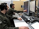 Radarleitoffiziere behalten den Überblick und koordinieren die Einsätze von Abfangjägern und Hubschraubern.