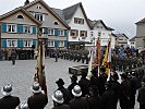 Die angetretene Truppe am Dorfplatz in Bezau.