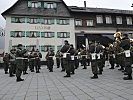 Die Militärmusik gibt ein Platzkonzert.