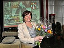 Angela Orter erhielt stellvertretend für die Frauen deren Männer im Auslandseinsatz sind einen Blumenstrauß.