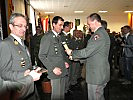 Brigadier Gerhard Christiner gratuliert dem Soldaten des Stabsbataillons 7, Vizeleutnant Johann Bergner, zu seiner Auszeichnung.