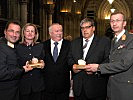 Bürgermeister Michael Häupl, Landespolizeipräsident Gerhard Pürstl und der Wiener Militärkommandant Brigadier Kurt Wagner mit den Preisträgern.